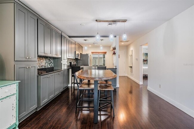 Photo - 637 Drake Ln N