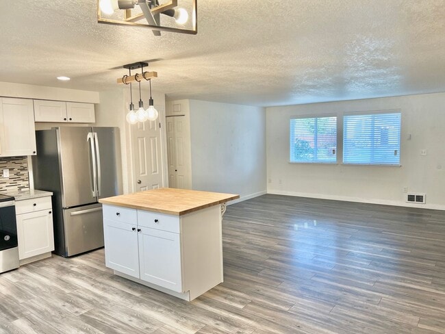 Photo - AVAILABLE NOW! 3BD 1.75 BATH SINGLE STORY HOME LARGE CORNER LOT