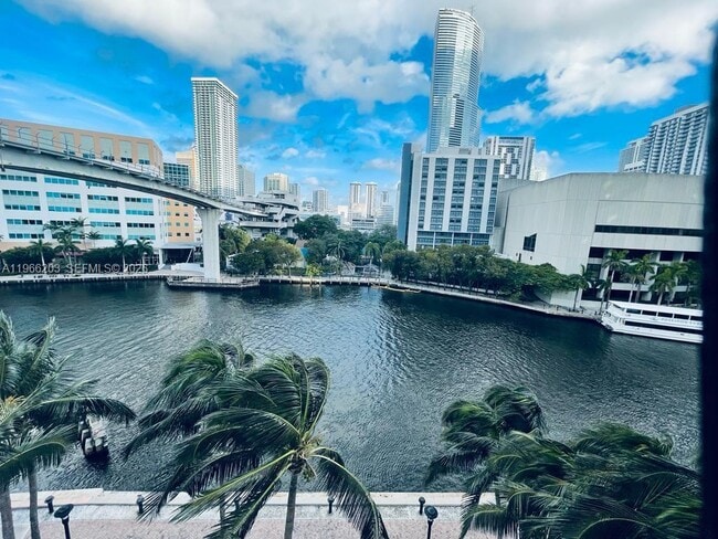 Building Photo - 31 SE 5th St Unit 601