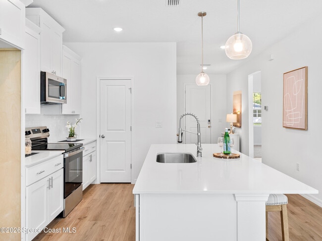 Photo - 1370 Seabreeze St SW