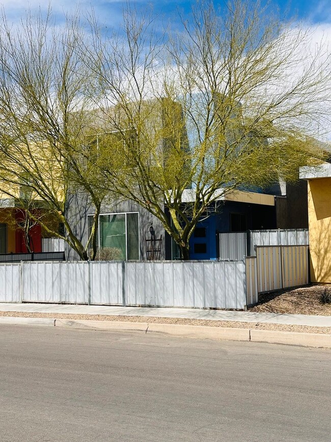 Building Photo - Modern Home - Hedrick Acres - 3 bed 2.5 Ba...