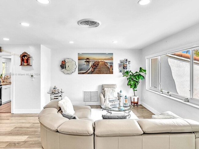 Photo - 1528 Wiley St