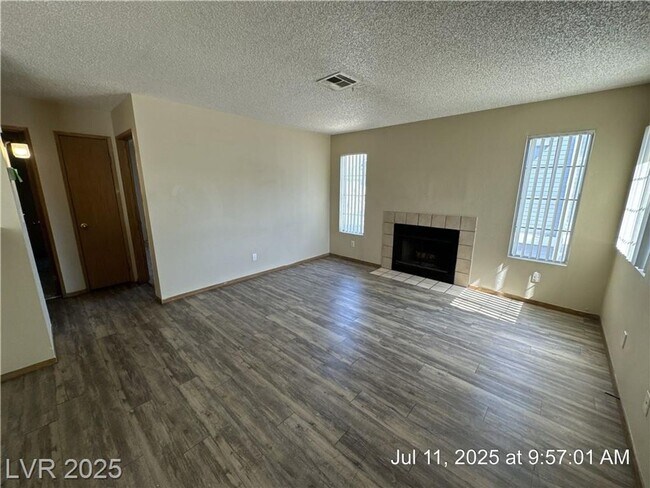 Photo - UPSTAIRS 2 BEDROOM UNIT ON THE EASTSIDE! Unidad 2024