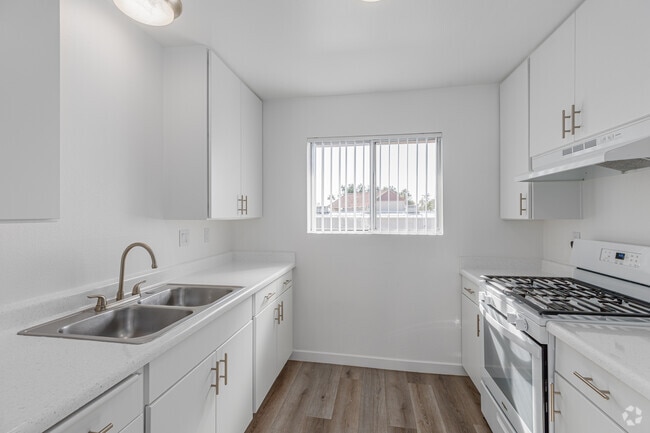 3BR, 2BA - 1,256SF - Kitchen
