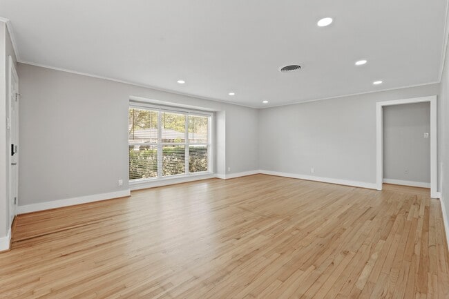 Photo - 5451 Redstart St