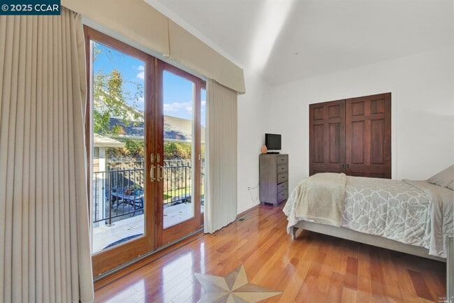 Photo - 2004 Main St