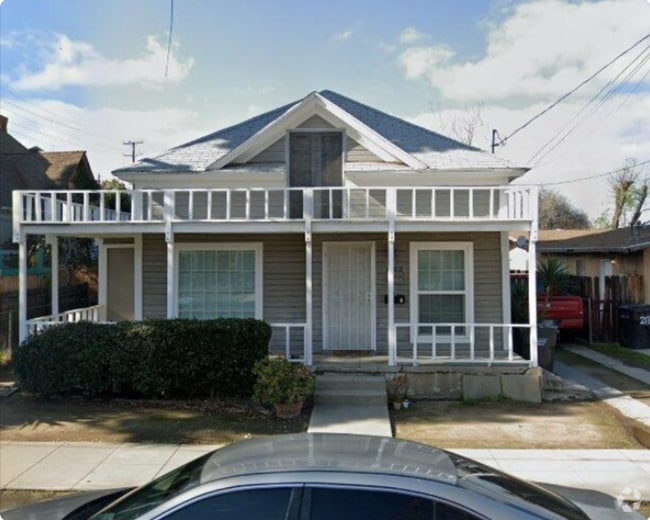 Building Photo - 209 E 11th St Unit A Rental