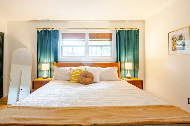 Bedroom (King) - 807 W Trinity Ave, Unit 128 Unit 128