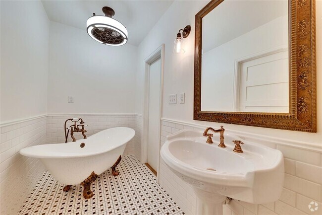 Building Photo - 920 E 46th St Rental