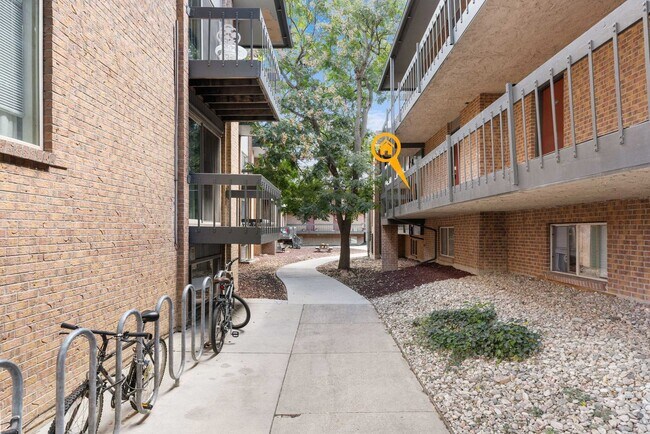 Photo - 1065 University Ave
