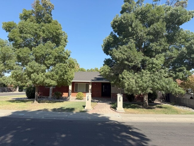 Building Photo - Beautiful Southside Los Banos Rental