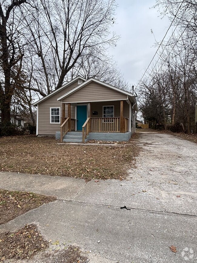 Building Photo - GREAT RECENTLY REMODELED 2 Bedroom Home wi...