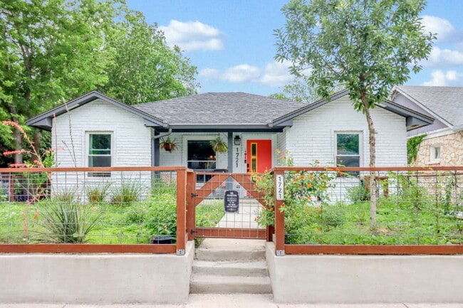 Photo - "Charming 3-Bed, 2-Bath Oasis on West Mistletoe Avenue – Spacious 1140 Sq Ft in San Antonio!"