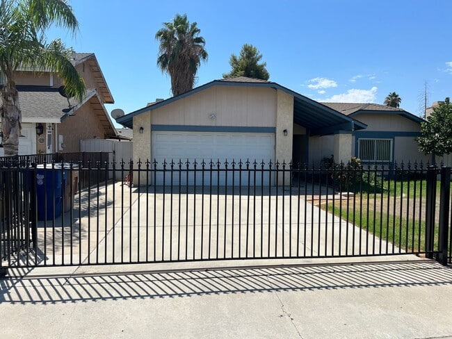 Building Photo - South Central Bakersfield House