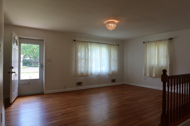 Photo - 109 Deep Dale Dr