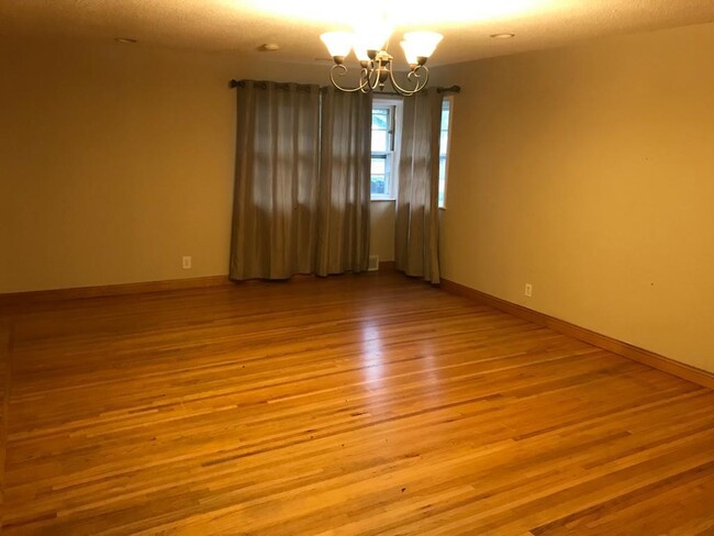 Photo - 1764 Montreal Ave