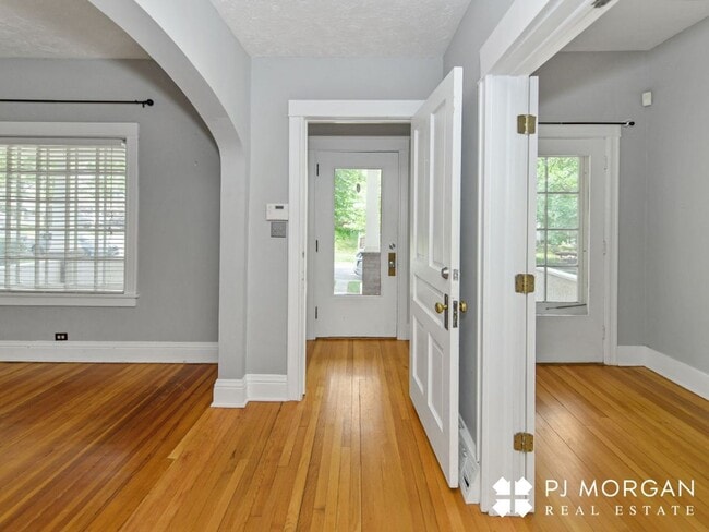 Photo - 5004 Webster St