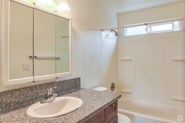 2BR, 1BA - 825SF - Bathroom