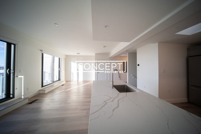 Building Photo - 1079 Commonwealth Ave Unit 523CP