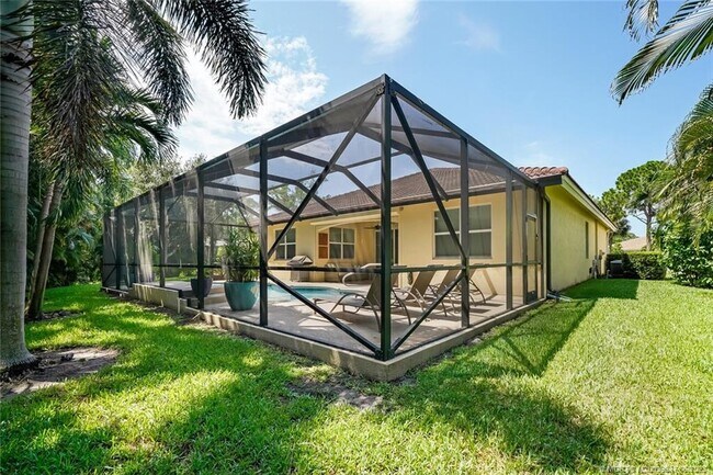 Photo - 521 NE Abaca Way