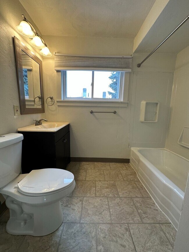 Photo - Stunning One Bedroom in Oakland! Second Floor Unit, Ample Natural Light & More!! Call Today! Unidad 32802