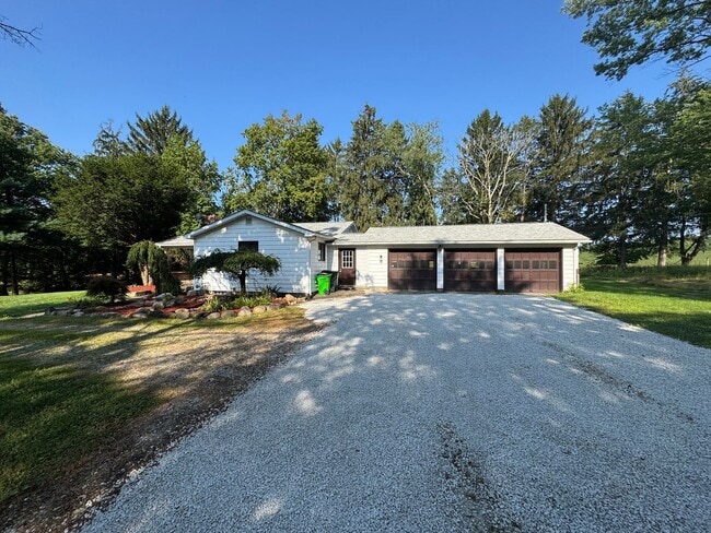 Building Photo - Charming 3 Bed, 1 Bath Home with 3-Car Gar...
