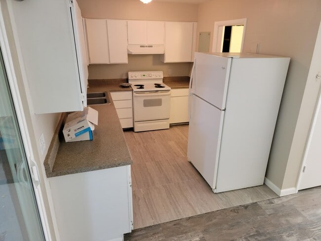 Photo - 979 S Lake St