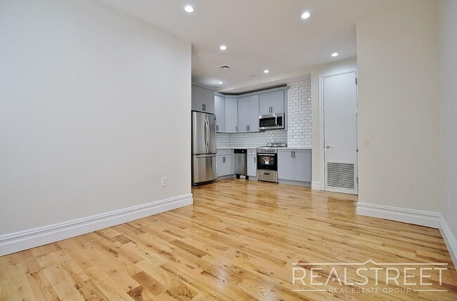 Building Photo - 3 Bed in Crown Heights
