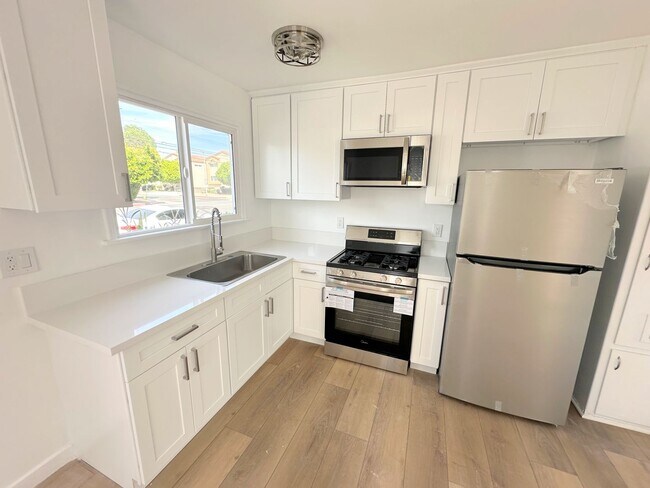 Photo - 2bd/1ba in Sherman Oaks w/ parking, washer/dryer in unit! Unit 14410 #1