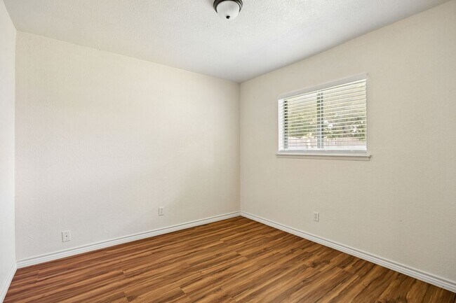 Photo - 6221 Pine St
