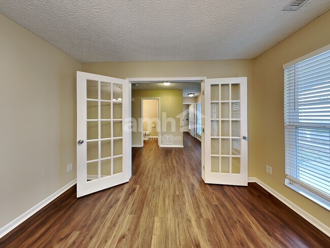 Photo - 2490 Delowe St