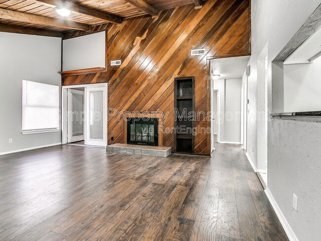 Photo - 706 W 1st St House
