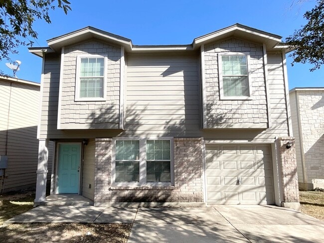 Building Photo - Outstanding 3 bedroom/2.5 bath home in established neighborhood just minutes from Lackland AFB an...
