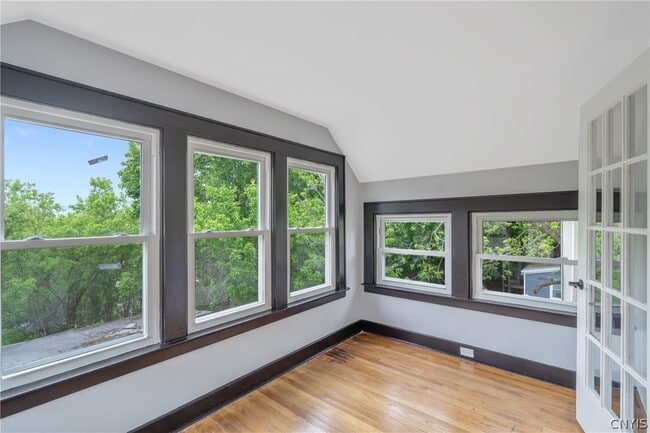 Photo - 944 Bellevue Ave