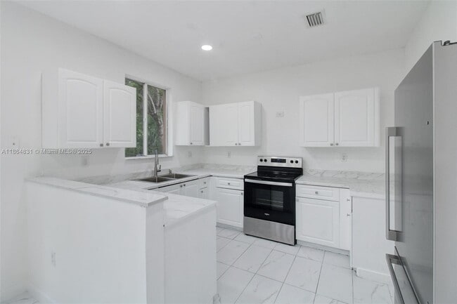Building Photo - 1543 SE 24th Ct Rental