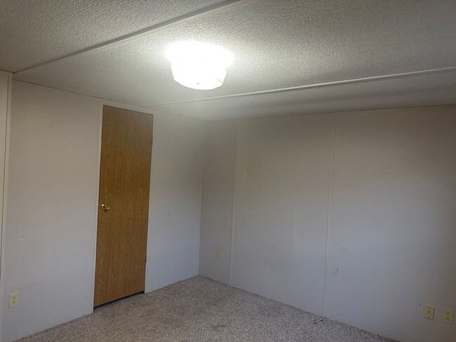 Photo - Quaint 2 BR/1BA mobile home located in downtown Divernon!