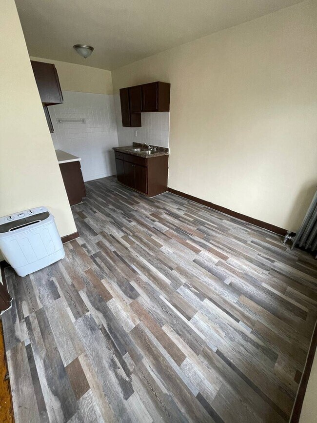 Cozy Kitchen area - 7908 S Prairie Ave
