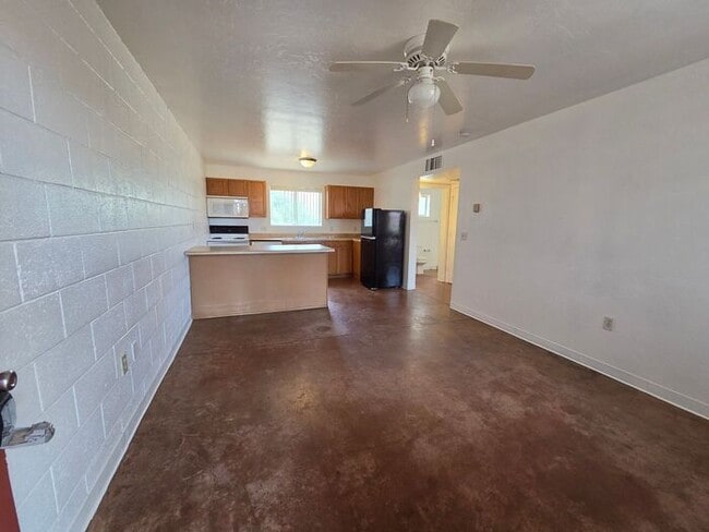 102 E Mohave Rd