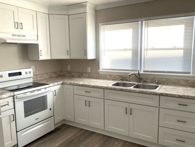 Photo - 615 Riverside Dr