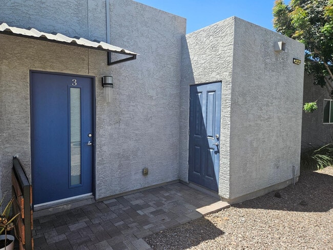 Building Photo - 935 E Roma Ave Unit 3A