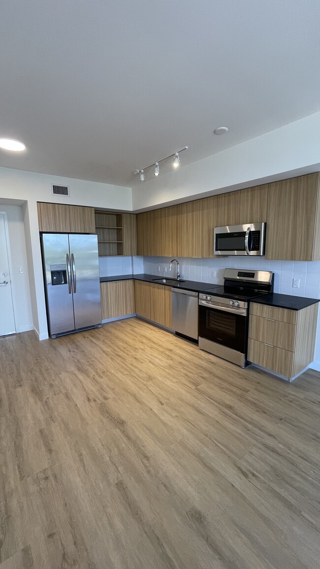 Building Photo - 879 E 28th St Unit A1 Rental