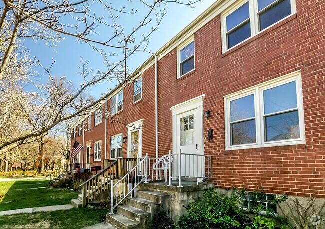 Building Photo - Charming 3-Bedroom Brick Townhome in Parkv...