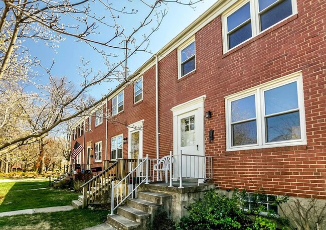 Charming 3-Bedroom Brick Townhome in Parkv... - Charming 3-Bedroom Brick Townhome in Parkv...