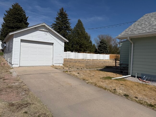 Photo - 320 Bates Blvd