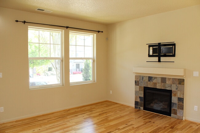 Photo - 321 NE Edgeway Drive