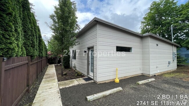 Building Photo - Modern 2 BD | 1 BA Duplex - SE PDX Rental