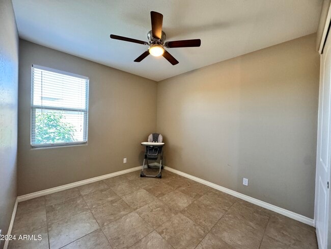 Photo - 172 E Cres Pl