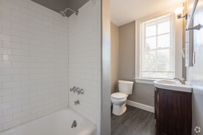 2 habitaciones, 1 baño, 950 pies cuadrados, baño - The Castle in Cloverdale Apartamentos