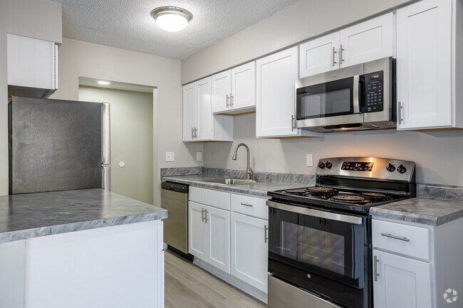 2BR, 1BA - 900SF - Kitchen - Cambridge on Ford