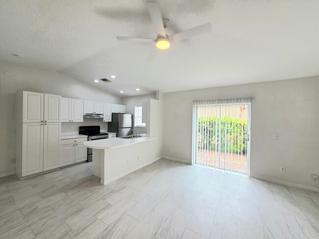 Building Photo - 569 E Ridge Cir N